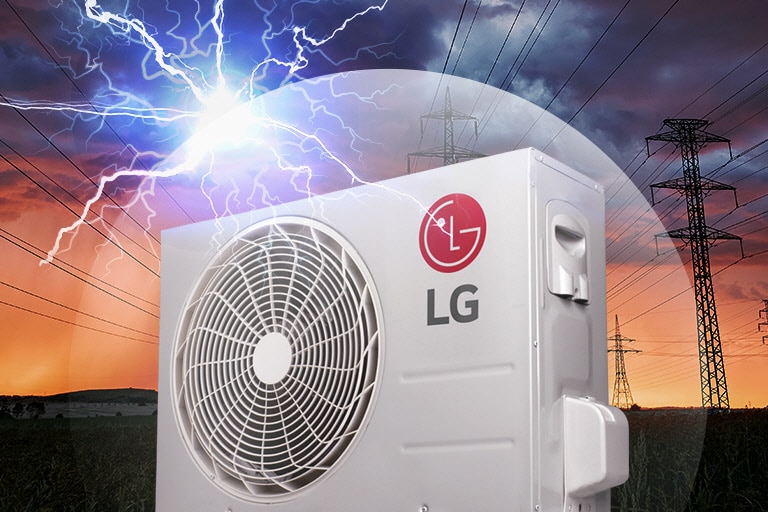 Φαίνεται ο ανεμιστήρας της LG που βρίσκεται έξω από το σπίτι, με έναν σκοτεινό ουρανό και έναν κεραυνό στο παρασκήνιο. Το λογότυπο LG φαίνεται στην πλευρά του κινητήρα.
